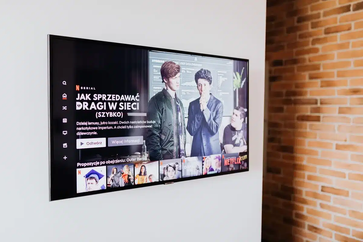 Multi-screen advertising network spanning cinema, office and residential locations