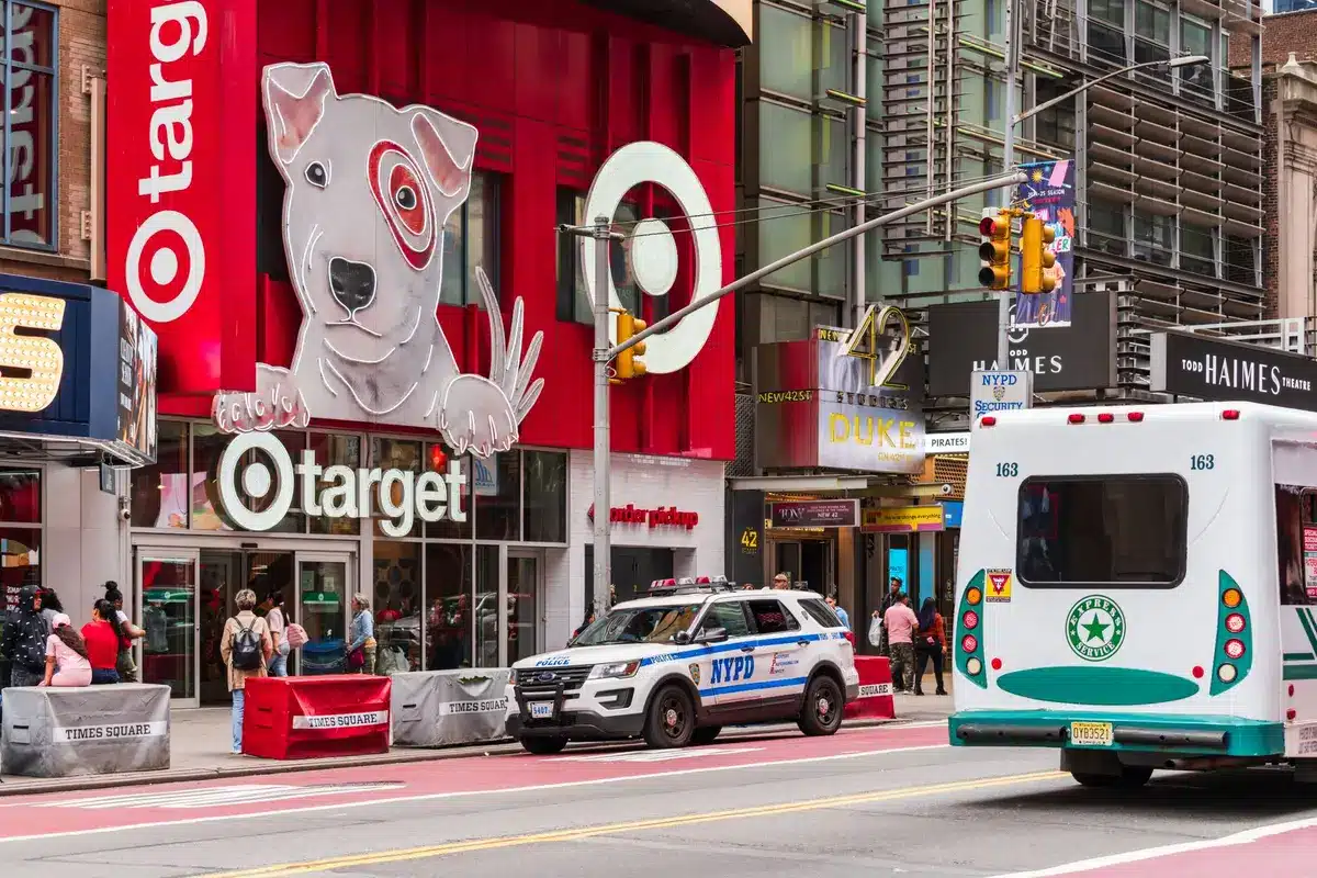 Advertiser planning cross-screen campaign strategy on digital platform
