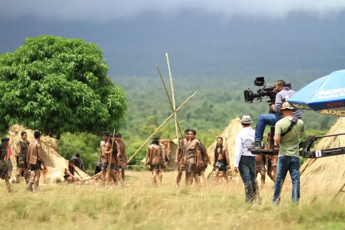 Schauspieler bei Dreharbeiten auf einem Filmset