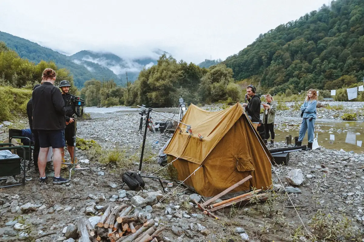 Filmproduktion auf Set mit Kamera und Crew während Dreharbeiten