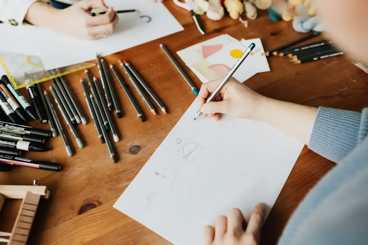 Artista de cómics trabajando en nuevos diseños de personajes en su estudio creativo