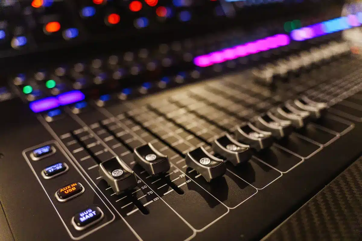 Estudio de producción musical con consola de mezcla y equipos de sonido profesionales