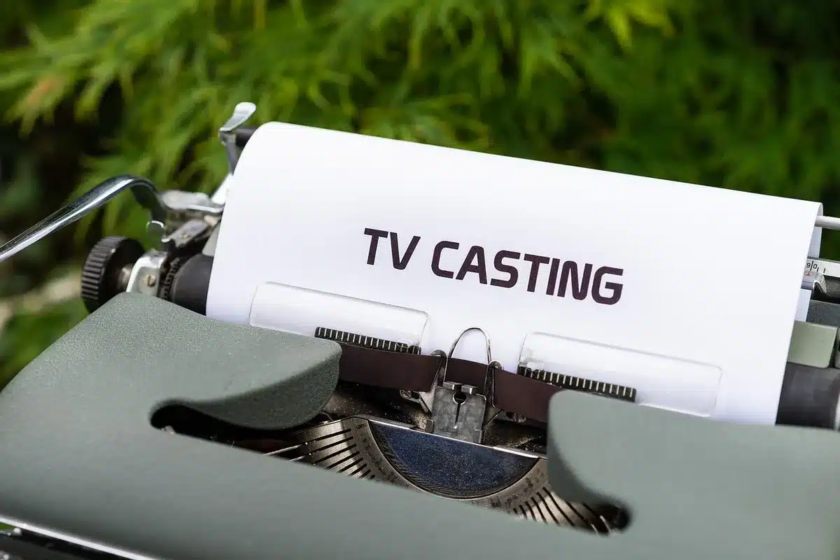 Un groupe d'acteurs en répétition pour une série télévisée