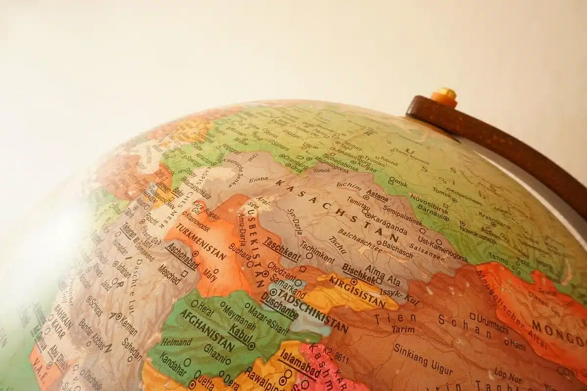 Map and tour bus planning a North American route