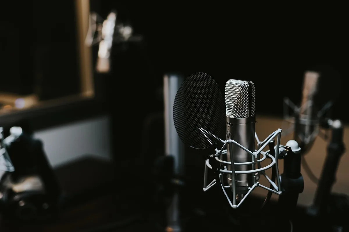 Sänger in einem Aufnahmestudio mit Mikrofon