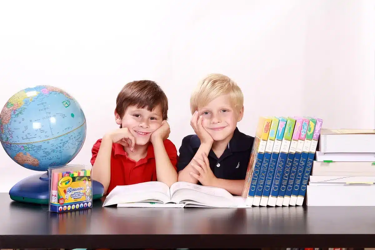 Dos de deux enfants découvrant un livre qui brille