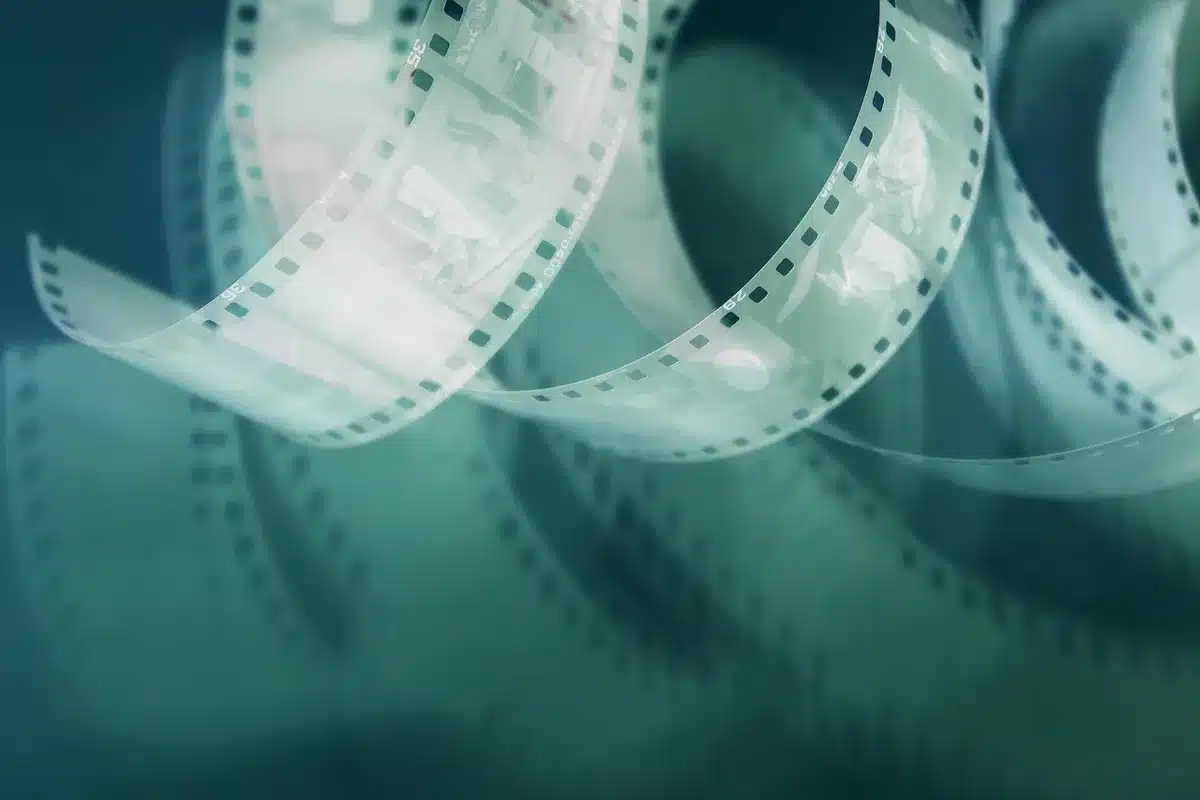 Schauspieler auf einer Filmveranstaltung präsentieren ihre neuen Projekte