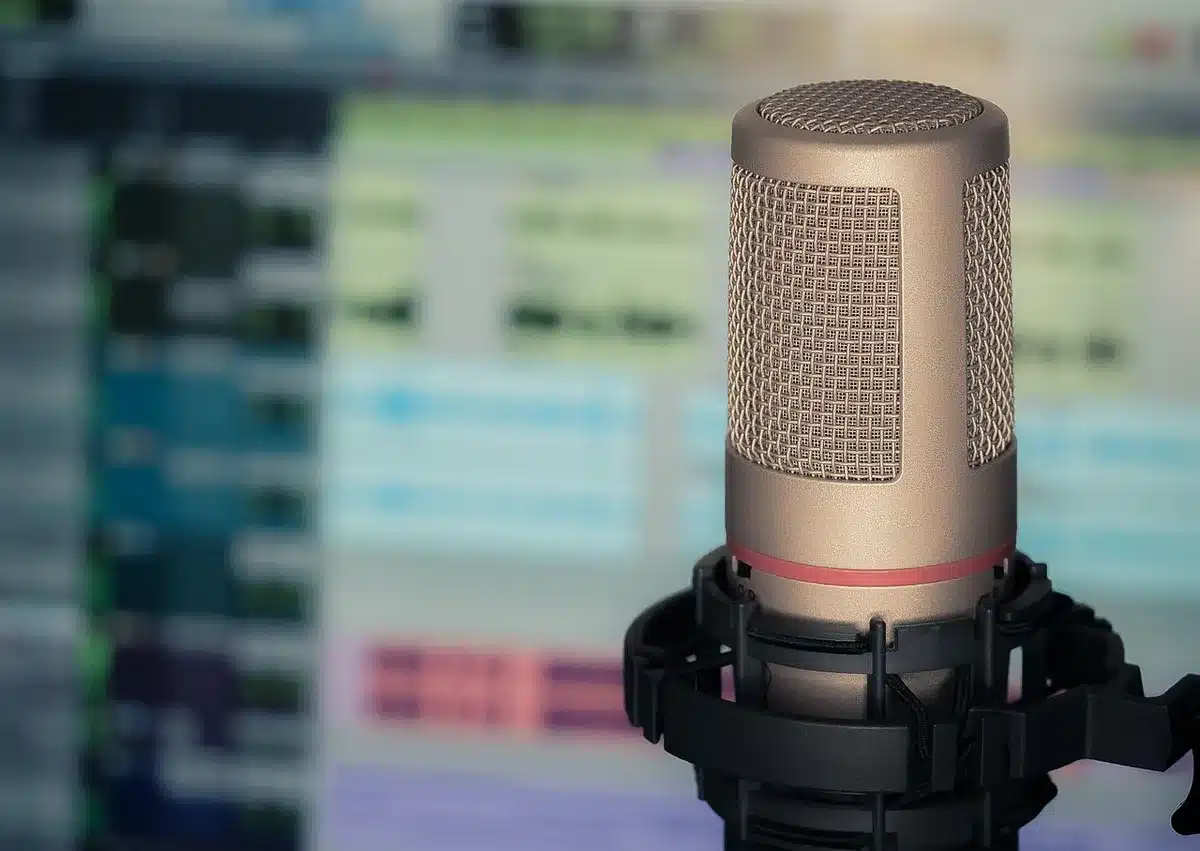 Chanteuse enregistrant en studio, alternance de lignes intimes et refrains accrocheurs