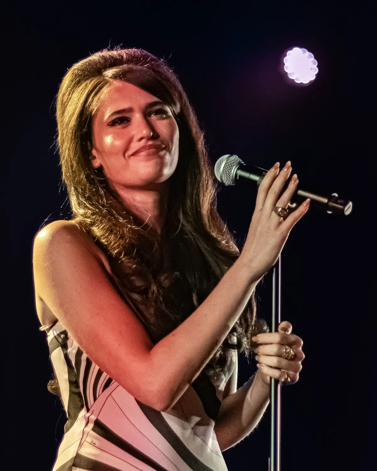Sienna Spiro delivered one of ACL Fest's best 'nepo baby' sets, Yahoo reports