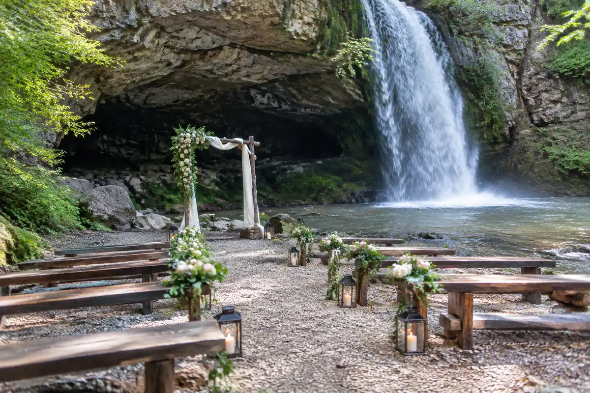 Two young country music stars just got married, Yahoo reports